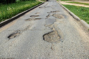 Rusya 'da asfalt bir yolun yıkımı. Büyük çukur