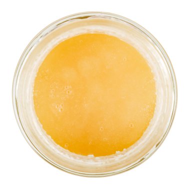 Cam kavanozdaki orman balı. Beyaz bir arka planda izole edilmiş. Yukarıdan görüntüle.