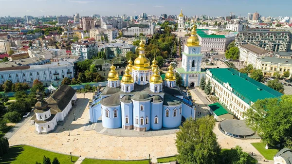 Dikiz Michael Golden Domed Manastırı — Stok fotoğraf