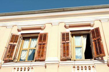 Ahşap panjurlu pencereler