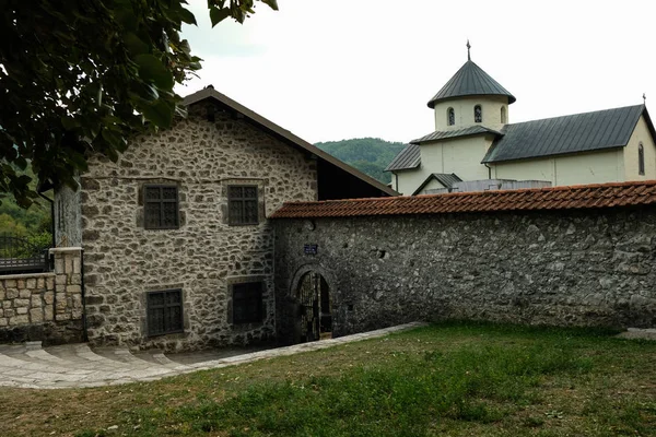 Manastır Duvarın Arkasından Görülür — Stok fotoğraf