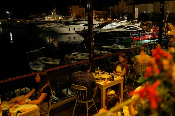 Personer Äta Ett Café Med Utsikt Över Havet Och Båtar — Stockfoto