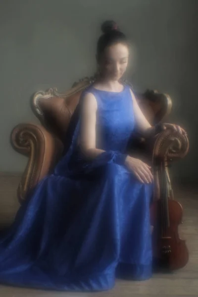 Mädchen Langen Kleid Sitzt Auf Einem Stuhl Mit Geige — Stockfoto