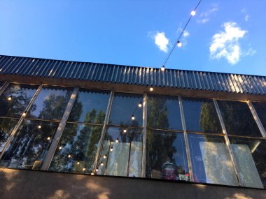 Eski cam binanın bir parçası. Eski gri evin bir parçası ve ağaçların arka planda pencere. Kiev, Ukrayna eski Sovyet binası. Sokakta ampuller bir çelenk