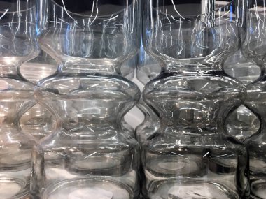 Clear Benzersiz Dalgalı Tasarımcı Trompet Cam Vazo. Uzun Vintage İtalyan Cam Vazo. Rafta güzel bir dekor. İç dekor mağazası