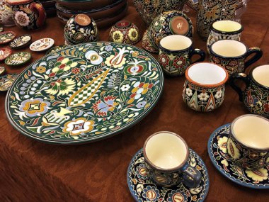 Etnik desenli büyük bir tabak. Etnik seramik sofra takımı. Geleneksel Ukrayna süslemeli dekoratif seramik plaka. Seramik dekoratif tabak ve bardak. Geleneksel yemekler