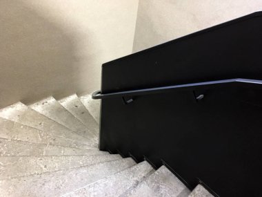 Modern merdivenler, Betonarme binada merdivenler, bina içinde paslanmaz çelik korkuluklar, ofis binasında yeni beton merdivenler. Yakın çekim ve korkuluk ve merdiven detayları