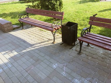 Yerel parkta bank. Yaz meydanında sıcak bir akşam, dinlenmek için boş bank. Eski ahşap banklar. Şehir parkında boş ahşap bank. Güzel bir yaz gününde bir parkta Ahşap park bankı