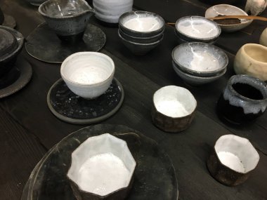 Koyu ahşap üzerine modern çanak çömlek. Dekoratif seramik plaka. El yapımı koyu çanak çömlek. Seramik kil boş el yapımı kase ve fincan koyu arka plan üzerinde. Seramik toprak gereçleri, mutfak eşyaları.