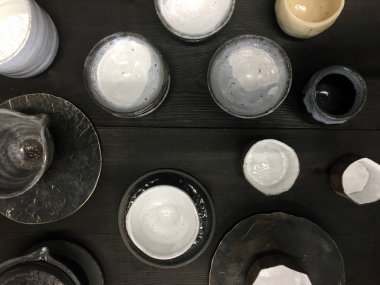 Koyu ahşap üzerine modern çanak çömlek. Dekoratif seramik plaka. El yapımı koyu çanak çömlek. Seramik kil boş el yapımı kase ve fincan koyu arka plan üzerinde. Seramik toprak gereçleri, mutfak eşyaları.