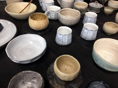 Koyu ahşap üzerine modern çanak çömlek. Dekoratif seramik plaka. El yapımı koyu çanak çömlek. Seramik kil boş el yapımı kase ve fincan koyu arka plan üzerinde. Seramik toprak gereçleri, mutfak eşyaları.