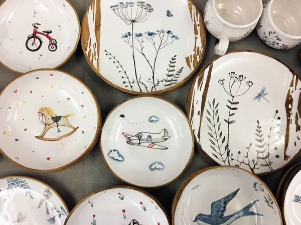 Ahşap arka plan seramik sofra üst görünümü. Eski ahşap masa üzerinde antik vintage çok renkli boş plaka. El boyaması tabak. Seramik üzerine çiçek çizimi
