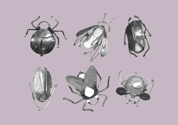 バグとカブトムシのパターン カブトムシや昆虫の形のジュエリー 銀の昆虫ジュエリー パステルの背景に隔離された黒と白のバグ デザインのための写真のコラージュ — ストック写真