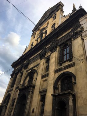 Eski Avrupa evinin cephesi, Lviv, Ukrayna'da gayrimenkul. Eski mimari. Eski şehirde tarihi bir bina. Lviv tarihi merkezinde bulunan meydanda sarı ev,