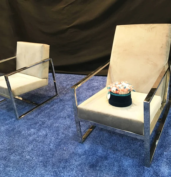 金属製フレーム布張りチェア 青いカーペットの金属が付いている容易な椅子 — ストック写真