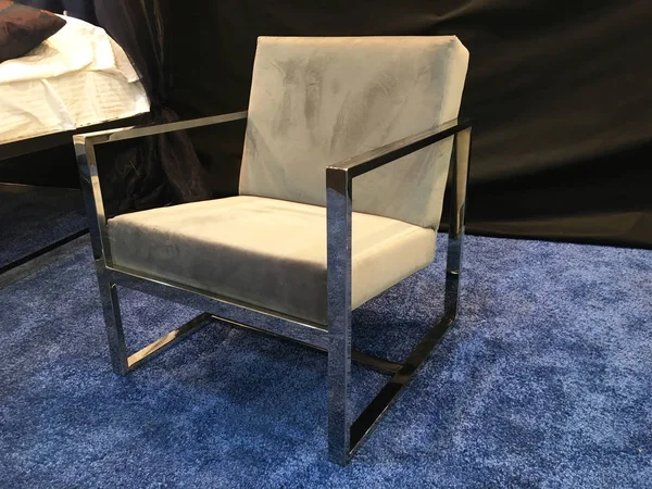 金属製フレーム布張りチェア 青いカーペットの金属が付いている容易な椅子 — ストック写真