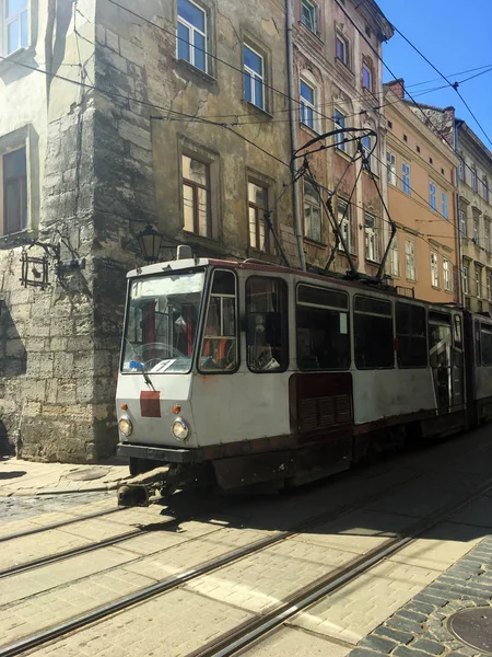 旧电车穿过街道 街头生活形象 美丽的明亮电车穿过城市狭窄的街道 老建筑 — 图库照片