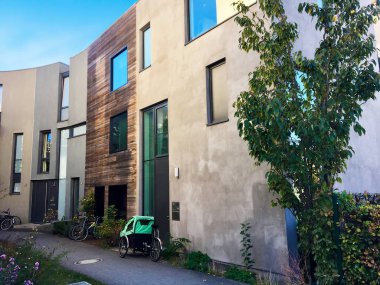 Sessiz Boş Ticaret Sokağı. Güneşli bir sonbahar gününde Berlin'de bir ağaç kaplı sokak görünümü. Sıcak hava sonbahar renkleri muhteşem bir ekran sonuçlandı.