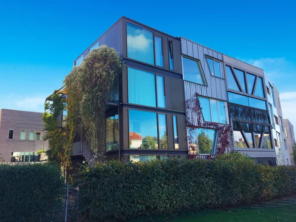 Berlin'de modern güzel lüks otel tesisi binası ve mavi gökyüzü. Modern binada modern cam siluetler. Büyük pencereleri olan modern bina