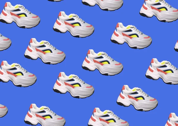 Vit Plattform Sneakers Med Ljusa Färger Accenter Mönster Blå Bakgrund — Stockfoto