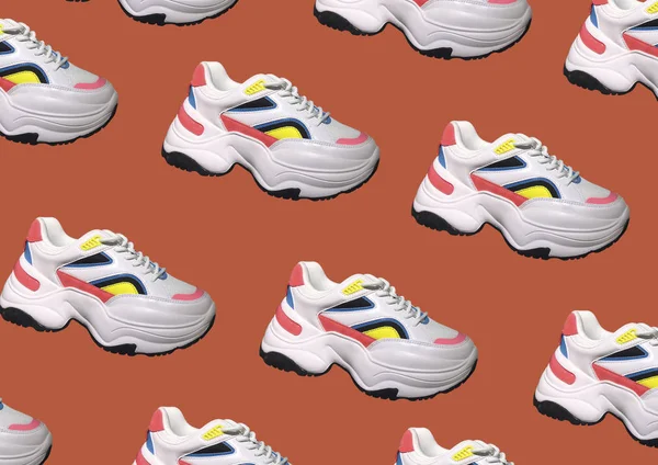 Vita Plattforms Sneakers Med Ljusa Färgaccenter Mönster Röd Bakgrund Nära — Stockfoto