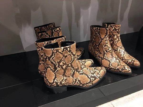 Stivali Cowboy Pelle Serpente Donna Snake Cowboy Stivaletti Esposizione Vendere — Foto Stock