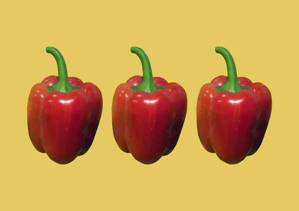 黄色背景图案上的红辣椒 蔬菜抽象背景 红甜椒最小食物概念 新鲜蔬菜被隔离 甜椒的成分 顶视图 复制空间 — 图库照片