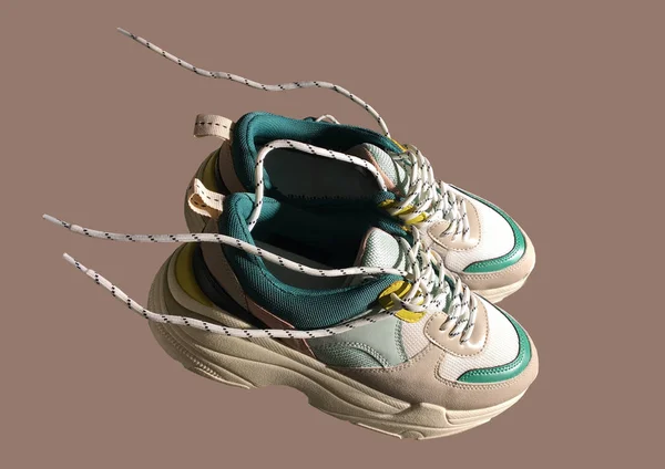 Kahverengi arka plan üzerinde parlak renk aksan desenli beyaz platform spor ayakkabıları. Moda Casual Kadın Sneakers Yakın Görünümü. Kadınlar için Yüksek Platform Lu Spor Ayakkabılar. Moda Casual spor ayakkabıları. Banner kavramı