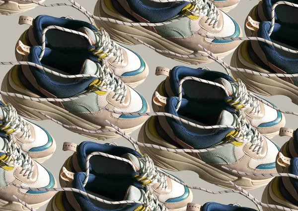 Vita Plattforms Sneakers Med Ljusa Färgaccenter Mönster Beige Bakgrund Nära — Stockfoto