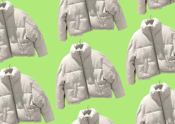 Beyaz kadınlar ceket desenini şekillendiriyor. Yeşil arka plan üzerinde izole zip bağlantı elemanı ile yastıklı ceket. Kışlık giysi deseni. Giysi bileşimi. Düz döşeme, üst görünüm, kopyalama alanı
