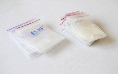 Kullanılmış posta paketleri. Şeffaf plastik fermuar kilidi. Ziplock çantaları beyaz arkaplanda izole edildi