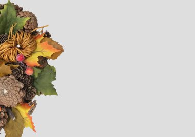 Sonbahar geleneksel çelengi. Balkabaklı sonbahar çelengi, sonbahar yaprakları, kırmızı böğürtlen, arka planda meşe palamudu. Sonbahar tatili, sonbahar, Şükran Günü, Cadılar Bayramı konsepti. Boşluğu kopyala