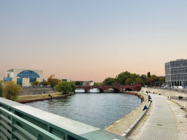 Akşam ları şehirde nehrin güzel manzarası. Sonbahar şehir nehir manzara. Berlin, Almanya'da Sonbahar Şehir Nehri. Berrak bir su nehri ile şehir manzara. Günbatımı