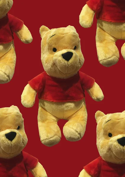 Urso Pelúcia Bonito Amarelo Isolado Fundo Vermelho Teddy Urso Padrão — Fotografia de Stock