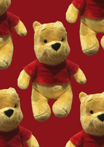 Giallo Carino Orsacchiotto Isolato Sfondo Rosso Orsacchiotto Modello Peluche Concetto — Foto Stock