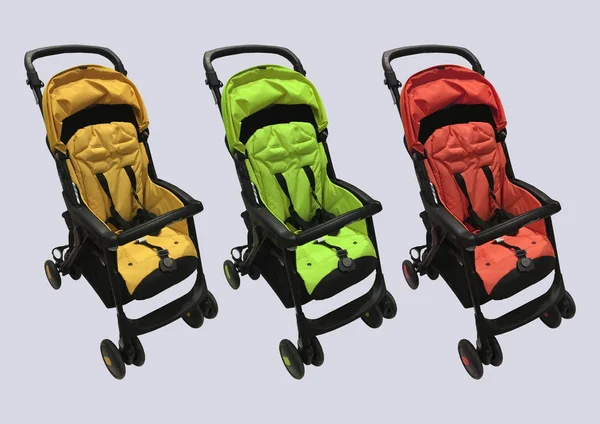 Gri arka planda izole edilmiş modern bebek arabaları. Modern bebek arabası modeli. Renkli bebek arabası. Modern, güzel bebek arabası. Çocuk konsepti. Bebek arabalarının bileşimi. Düz yatış, üst görünüm