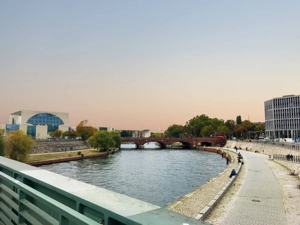 Akşam ları şehirde nehrin güzel manzarası. Sonbahar şehir nehir manzara. Berlin, Almanya'da Sonbahar Şehir Nehri. Berrak bir su nehri ile şehir manzara. Günbatımı