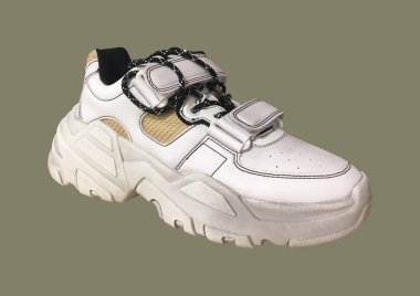 Yeşil arka planda parlak renk aksanlı beyaz platform spor ayakkabıları. Moda Gündelik Spor Ayakkabıları 'nın yakın görüntüsü. Yüksek Platform Spor Ayakkabıları. Moda spor ayakkabıları. Banner konsepti. Boşluğu kopyala