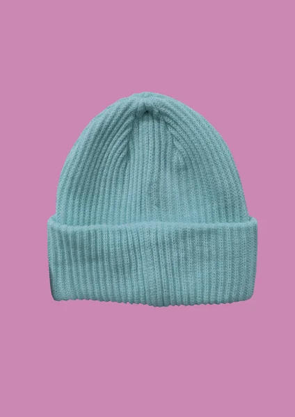蓝色冬季河马帽图案孤立在粉红色的背景 时尚休闲冬季帽子 冬季毛皮帽 冬季服装样式 条幅概念 — 图库照片