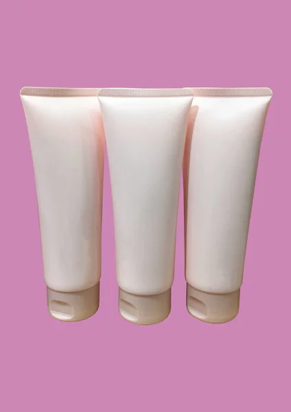 Pojemniki Butelkami Kosmetycznymi Izolowane Różowym Tle Blank Etykieta Dla Ekologicznej — Zdjęcie stockowe