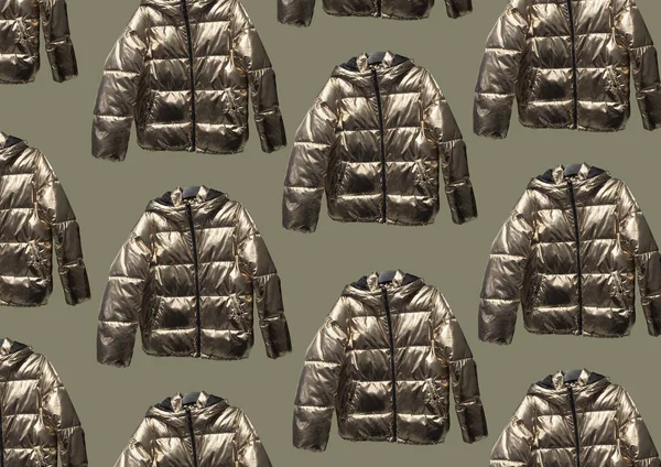 Шинный Золотой Пуферный Пиджак Коричневом Фоне Модная Зимняя Куртка Концепция — стоковое фото