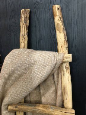 Koyu kahverengi ekoseli eski, ağartılmamış tahta basamaklı merdiven. Kara tahta arkaplan. 