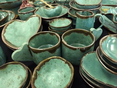 Yeşil el yapımı seramik kaplar altın çerçeveli üst manzara. El yapımı servis kasesi. Kenarları sivri seramik kase. Jagged Mouth Bowl. Tasarımcı seramik tabaklar, kaseler, bardaklar ve sürahiler