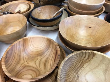 Beyaz keten kumaşa boş ahşap kase. Yıpranmış arka planda ahşap kasenin üst görüntüsü. Ahşap boş kasenin üst görüntüsünü kapat. Yuvarlak tahta kase.