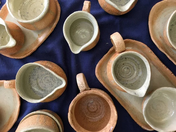 Wiejskie Gliniane Dzbany Niebieskim Materiale Naczynia Ceramiczne Terakoty Kolekcja Dań — Zdjęcie stockowe