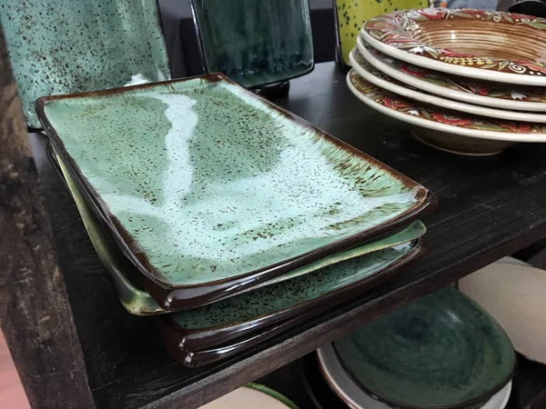 Flat Rectangular Green Ceramic Plates Wooden Shelf Nordic Style Flat — Stock Photo, Image