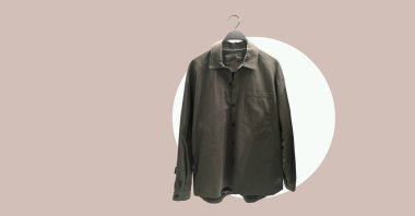 Erkekler, askıda cebi olan sıradan pamuklu gömlekler giyerler. Asgari düzeyde. Kıyafet kompozisyonu. Moda kıyafet kolajı. Kadın bakışı. Kış, sonbahar giysileri. Kolaj kıyafetleri pankartı
