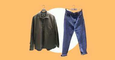 Askıda cepleri olan mavi kot pantolon, cebi olan sıradan bir pamuk gömlek. Asgari düzeyde. Kıyafet kompozisyonu. Moda kıyafet kolajı. Kış, sonbahar giysileri. Kolaj kıyafetleri pankartı