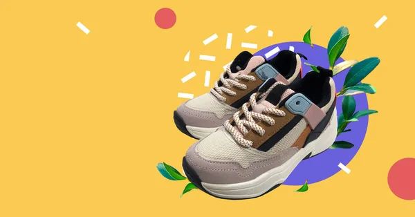 Soyut renkli arka planda izole edilmiş parlak renkli aksanlı beyaz platform spor ayakkabıları. Taze bitkiler. Moda konsepti. Uzayı kopyala Moda Gündelik Spor Ayakkabıları kompozisyonu. Sanat kolajı