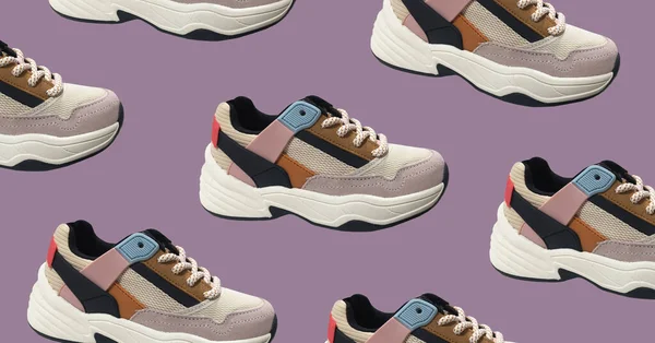 Vit Plattform Sneakers Med Ljusa Färg Accenter Mönster Lila Bakgrund — Stockfoto